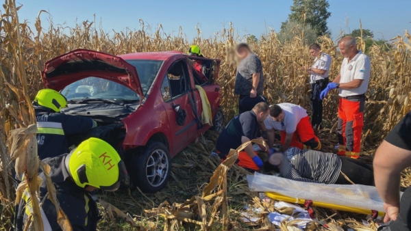 Felborult egy autó a 34-es főúton