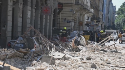 Leomlott egy társasház teteje Budapeste, sérültek, romok