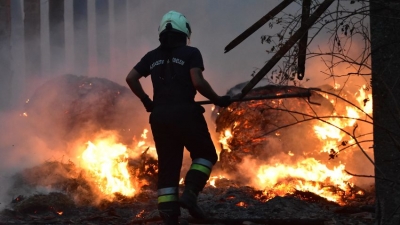 Hatalmas tűz tombol Mezőtúrnál, több kilométer hosszan ég az aljnövényzet