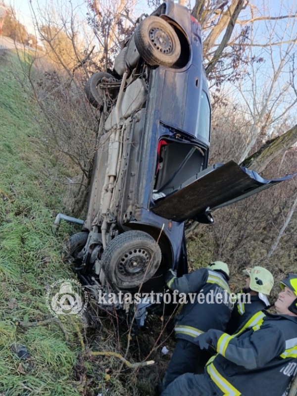 Felborult egy autó Tiszaszentimrénél