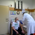 A kedden érkezett Pfizer-vakcinákat is a regisztrált idősek beoltására használják fel