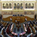 A koronavírus-törvény hatályának meghosszabbításáról tárgyal a parlament