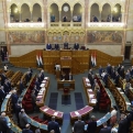 A koronavírus-törvény meghosszabbításáról szavaz a parlament
