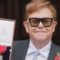 A brit becsületrend tagjává avatták Elton Johnt