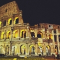 Beszöktek egy sörre éjszaka a római Colosseumba turisták