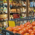 A szerb kormány korlátozta az alapvető élelmiszerek árát, hogy megállítsa az inflációt
