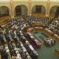  Az alaptörvény tizedik módosítását tárgyalja meg a Ház
