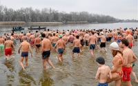 Csobbanással köszöntötték az újévet a Tisza tóban