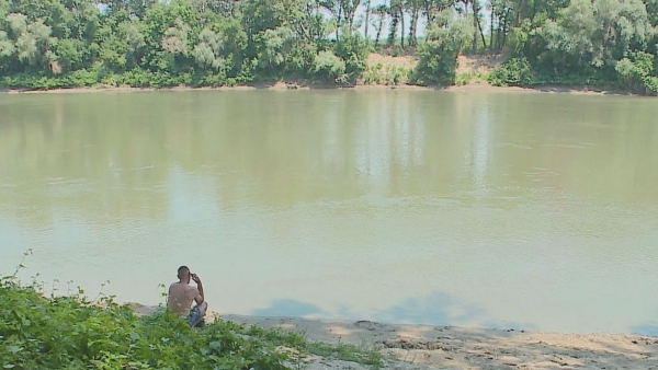 STRANDOLÓ MENTETTE KI A VÍZBŐL AZ IDŐS NÉNIT