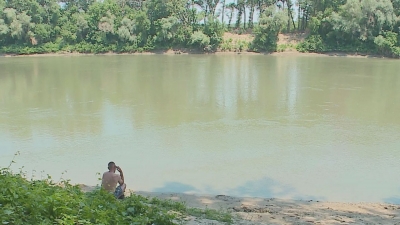 STRANDOLÓ MENTETTE KI A VÍZBŐL AZ IDŐS NÉNIT