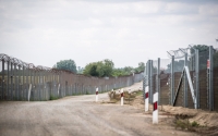 Migránsok támadták meg a határkerítés építőit