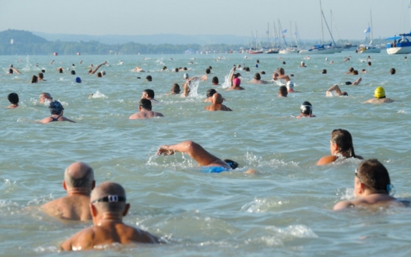 Csaknem telt ház lesz a Balaton-átúszáson, Novák Katalin is teljesíti