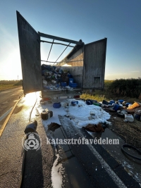 Kigyulladt egy kamion Fegyverneknél