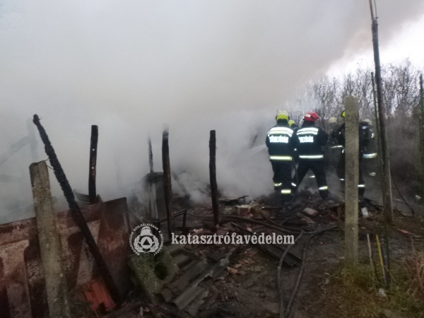 Kigyulladt egy családi ház Jászberényben