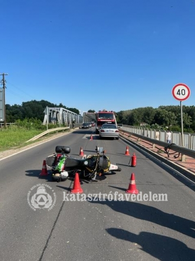 Két autóval ütközött egy motorkerékpár Poroszlónál