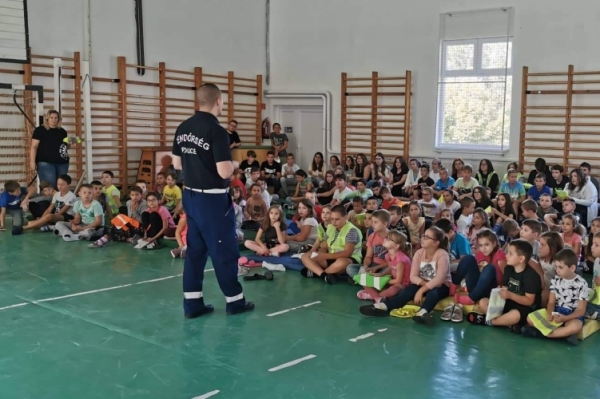 POLGÁRŐRÖK ÉS RENDŐRÖK A GYEREKEK BIZTONSÁGÁÉRT