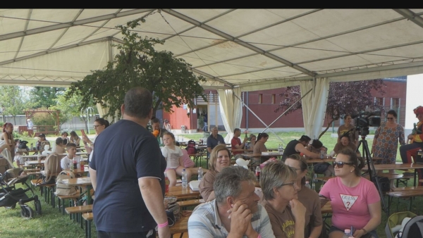 CSALÁDI NAP AZ AKÁCLIGET FÜRDŐBEN