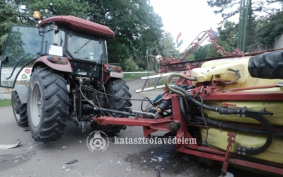 Kamionnal ütközött egy traktor Karcagon