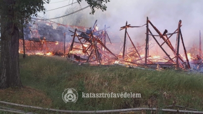 Dohányszárító épületek égtek Szelevénynél
