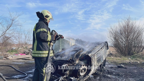 Kigyulladt egy autó Szolnokon