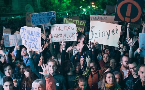 A pedagógusok melletti szolidaritási tüntetést tartottak Budapesten