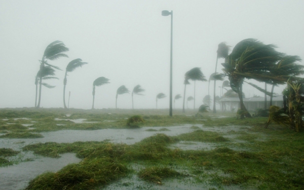 Florida minden idők egyik legpusztítóbb hurrikánjára készül