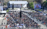 Több tízezren várták Ferenc pápát a Kossuth téren